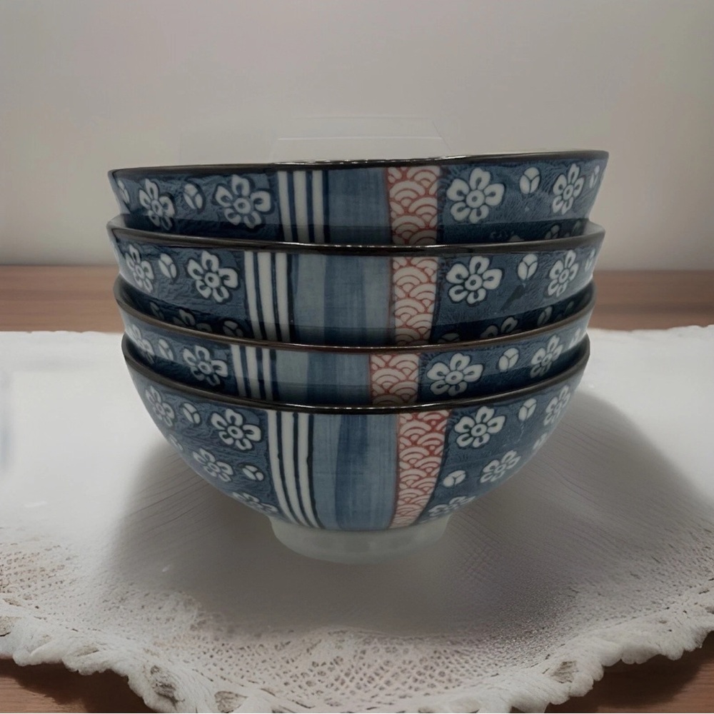 Vintage Japanese Glazed Porcelain Rice/Noodle Bowls ~ Set Of 4 ~ 5” x 2 3/8”